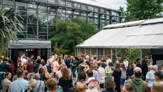 Im Innenhof der Gewächshäuser des Botanischen Gartens wird getanzt,